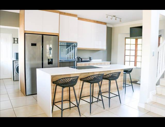 5 BEDROOM FREEHOLD SOLD IN CLIFTON HILL ESTATE